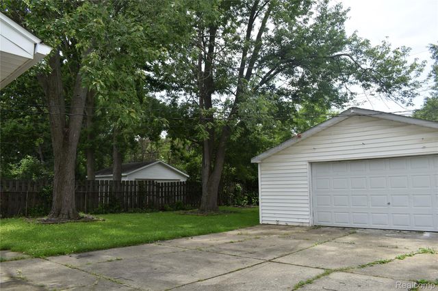 28095 Selkirk Street, Southfield, MI 48076