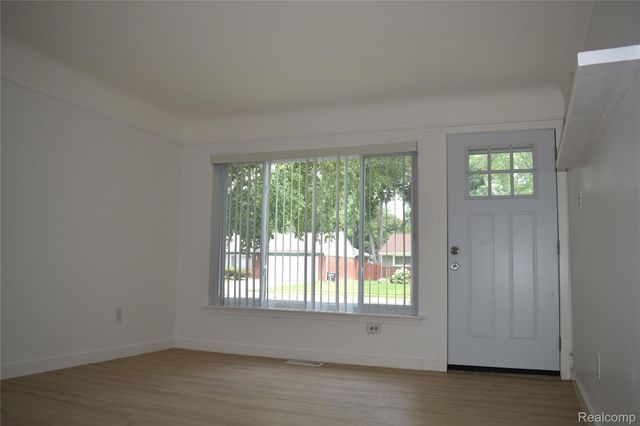 28095 Selkirk Street, Southfield, MI 48076