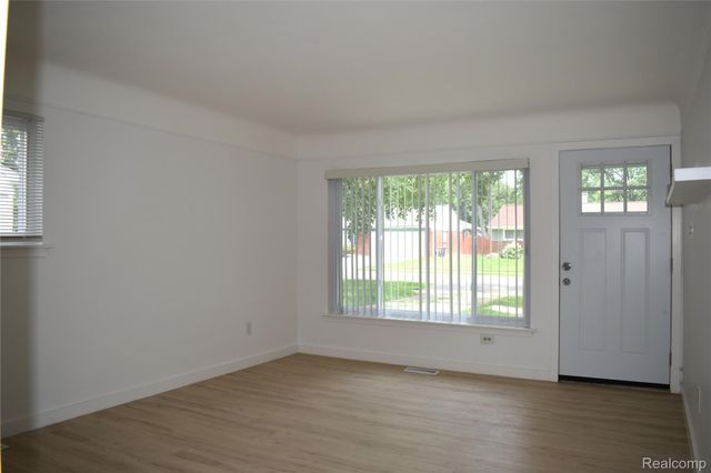 28095 Selkirk Street, Southfield, MI 48076
