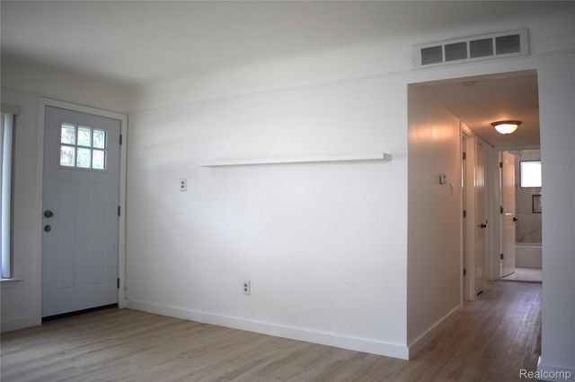 28095 Selkirk Street, Southfield, MI 48076