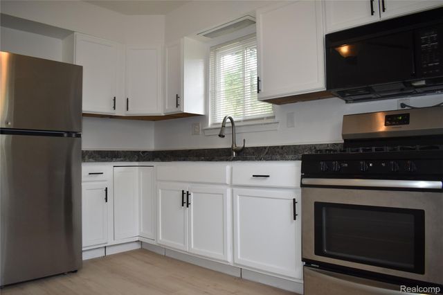 28095 Selkirk Street, Southfield, MI 48076