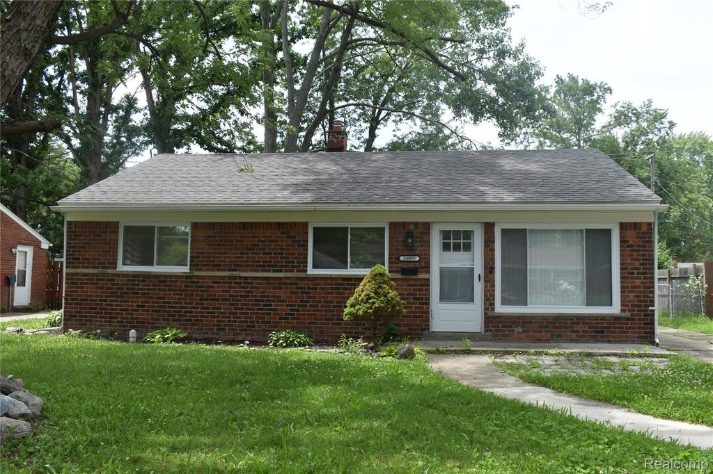28095 Selkirk Street, Southfield, MI 48076