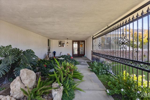 2504 Bex Hill Court, Bakersfield, CA 93309