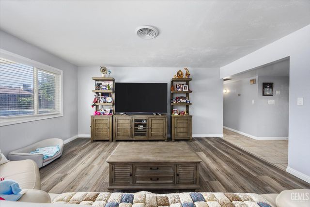 2504 Bex Hill Court, Bakersfield, CA 93309