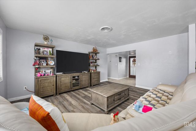 2504 Bex Hill Court, Bakersfield, CA 93309