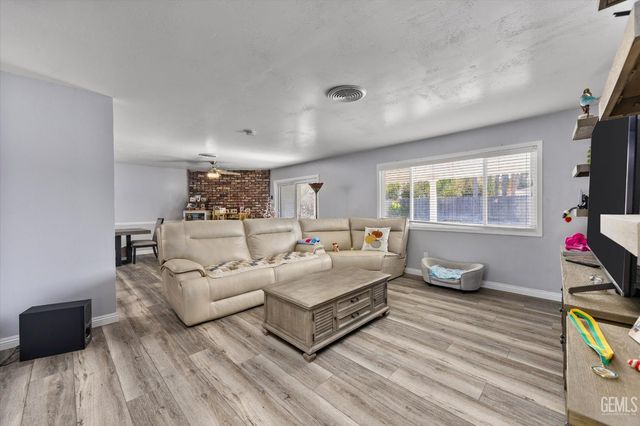 2504 Bex Hill Court, Bakersfield, CA 93309