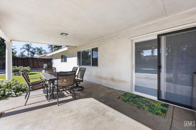 2504 Bex Hill Court, Bakersfield, CA 93309