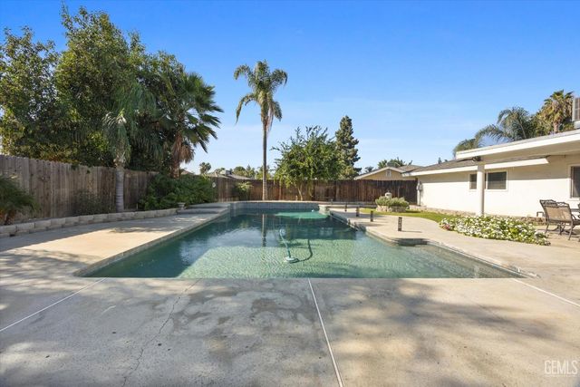 2504 Bex Hill Court, Bakersfield, CA 93309