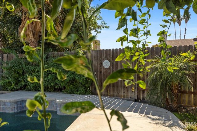 2504 Bex Hill Court, Bakersfield, CA 93309