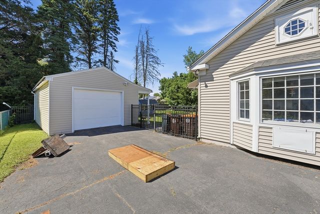 375 River Rd, Agawam, MA 01001