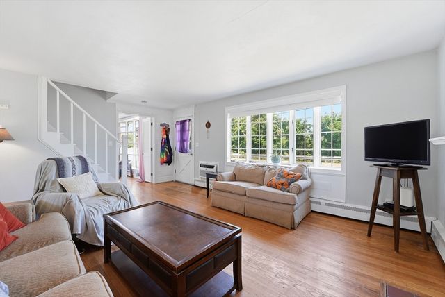 375 River Rd, Agawam, MA 01001