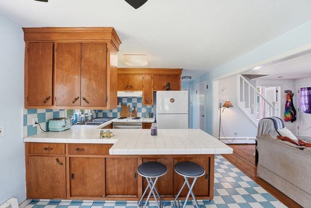 375 River Rd, Agawam, MA 01001