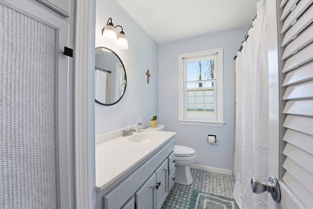 375 River Rd, Agawam, MA 01001