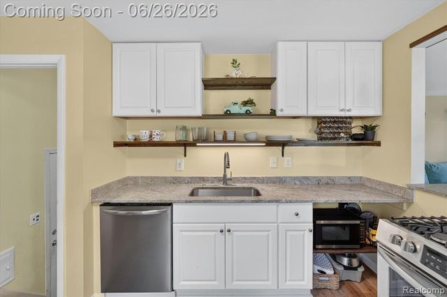 852 Manor Drive, Milford, MI 48381