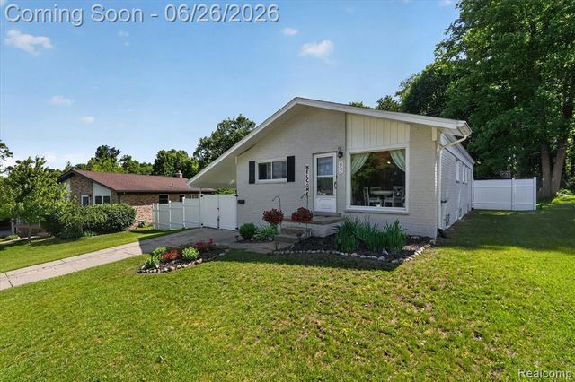852 Manor Drive, Milford, MI 48381