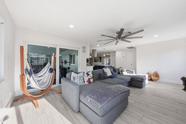 5450 SW 18th St, Plantation, FL 33317