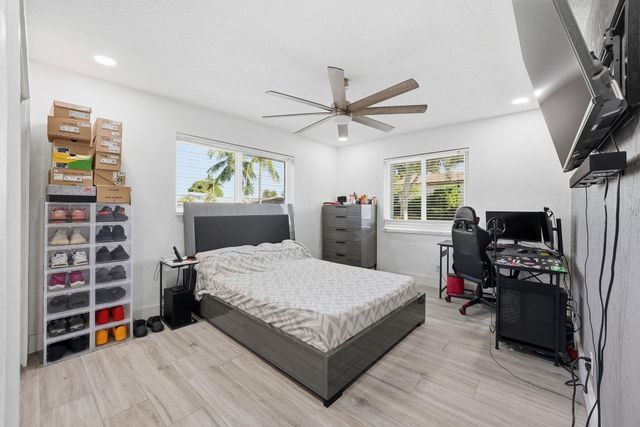 5450 SW 18th St, Plantation, FL 33317