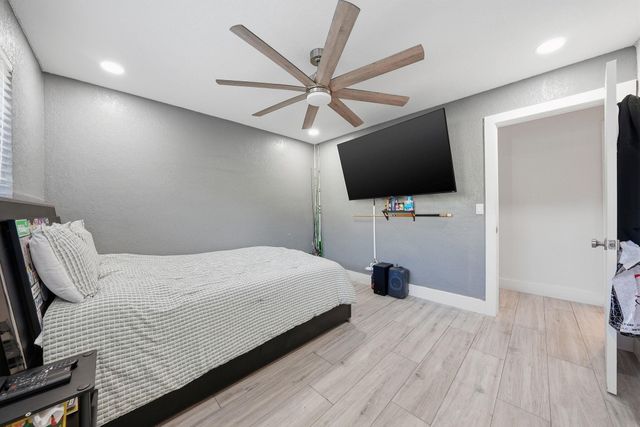 5450 SW 18th St, Plantation, FL 33317