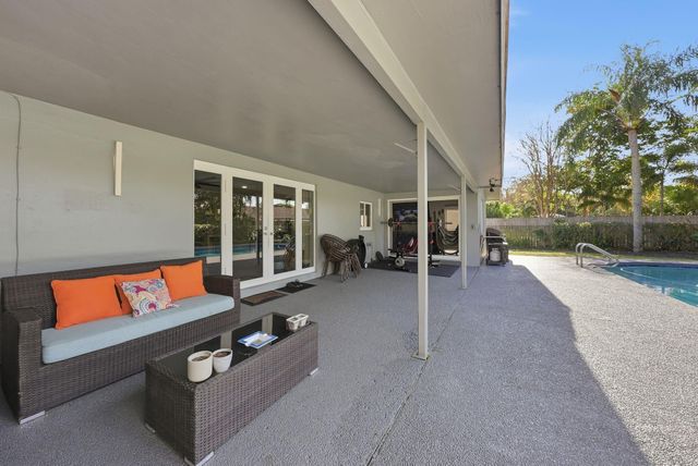 5450 SW 18th St, Plantation, FL 33317