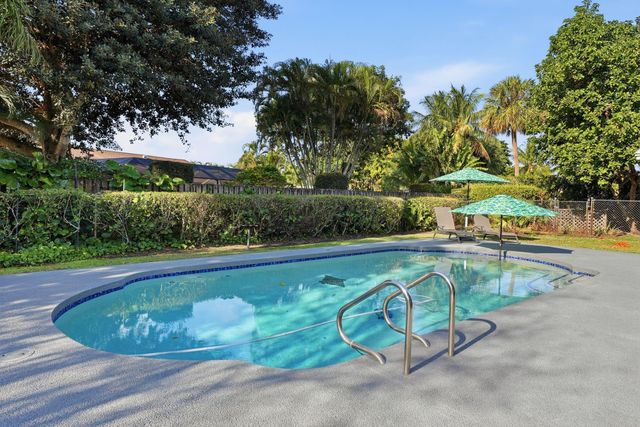 5450 SW 18th St, Plantation, FL 33317