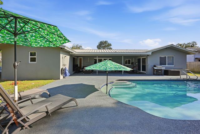 5450 SW 18th St, Plantation, FL 33317