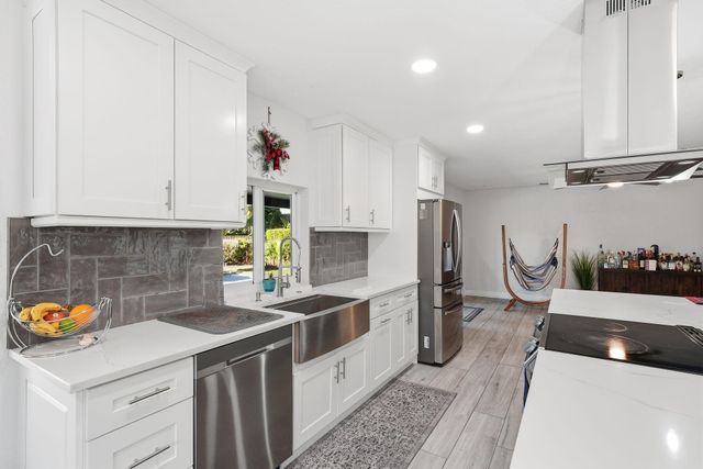 5450 SW 18th St, Plantation, FL 33317