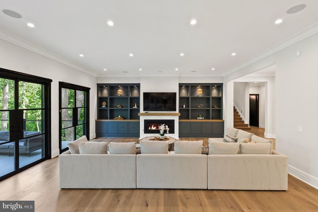 Image 14 of property listing at 825 WHANN AVE, Mclean, VA 22101