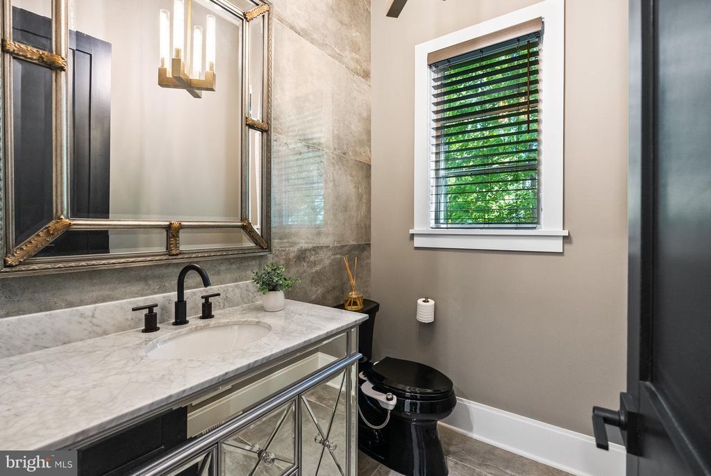 Image 15 of property listing at 825 WHANN AVE, Mclean, VA 22101