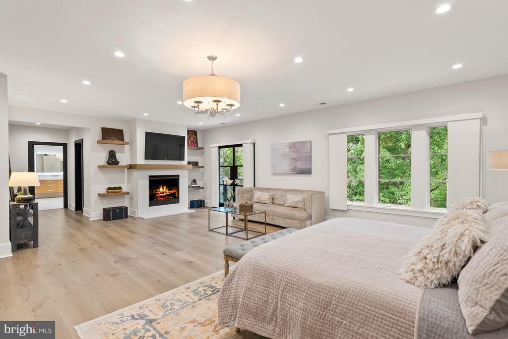 Image 22 of property listing at 825 WHANN AVE, Mclean, VA 22101