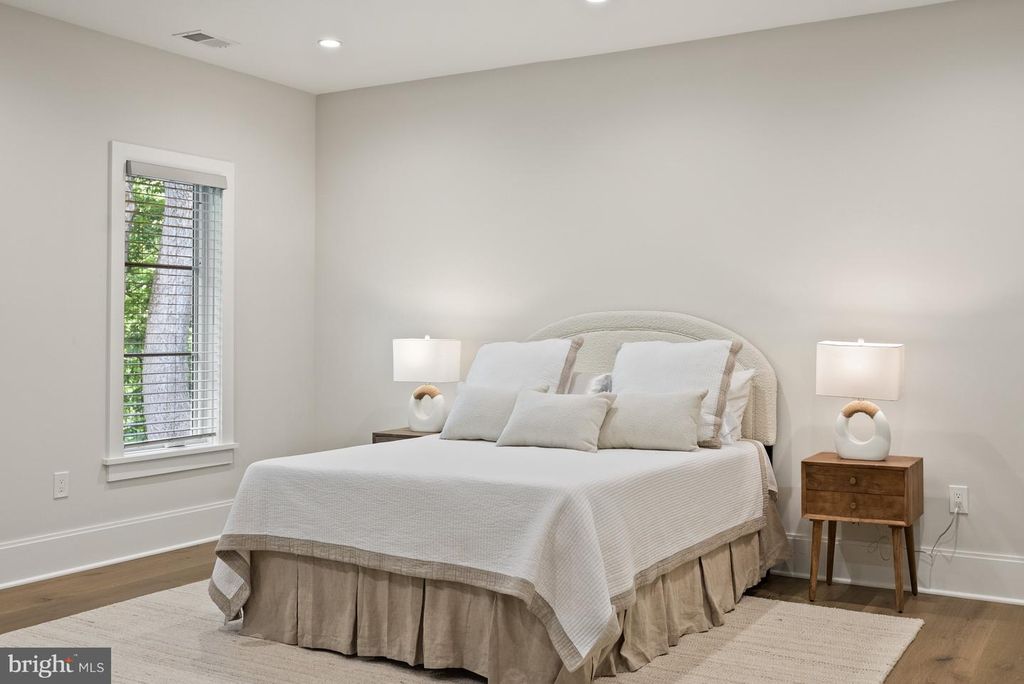 Image 36 of property listing at 825 WHANN AVE, Mclean, VA 22101