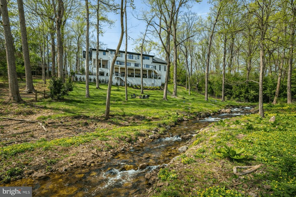 Image 47 of property listing at 825 WHANN AVE, Mclean, VA 22101