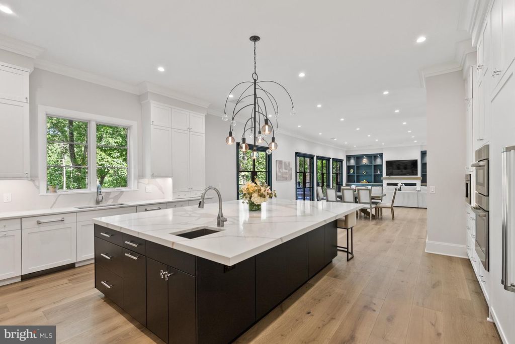 Image 9 of property listing at 825 WHANN AVE, Mclean, VA 22101