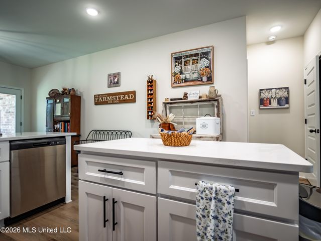 6099 Hickory Point Drive, Walls, MS 38680