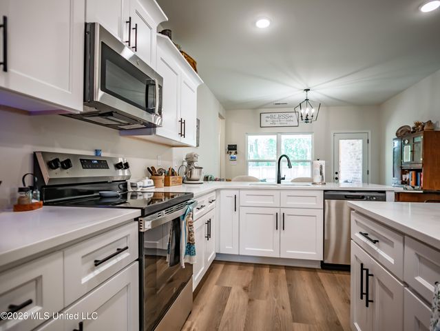 6099 Hickory Point Drive, Walls, MS 38680
