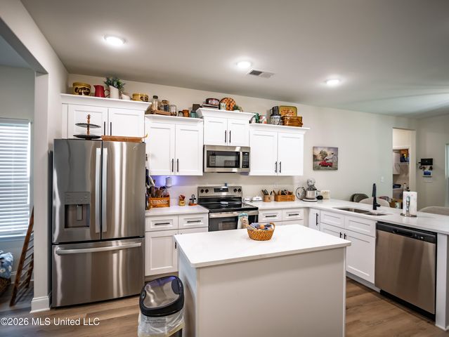 6099 Hickory Point Drive, Walls, MS 38680