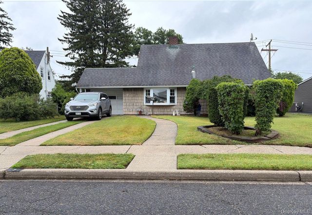 7 Mockingbird Lane, Levittown, NY 11756