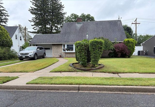 7 Mockingbird Lane, Levittown, NY 11756