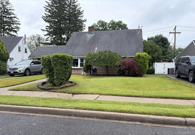 7 Mockingbird Lane, Levittown, NY 11756