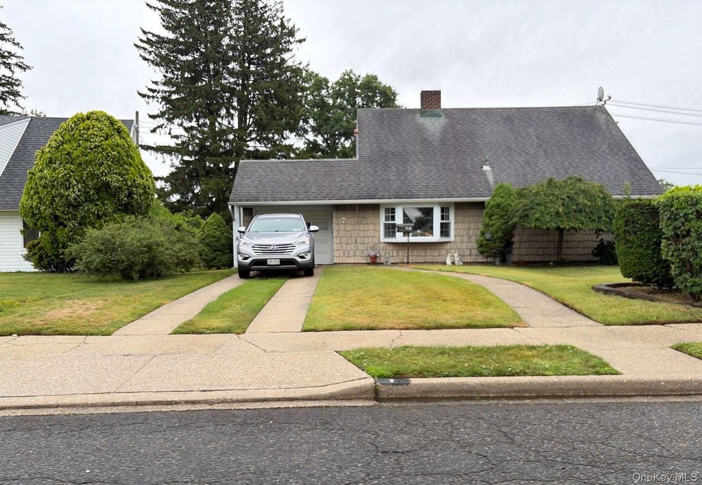 7 Mockingbird Lane, Levittown, NY 11756