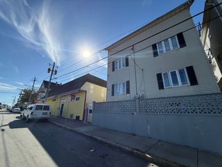 208 Snell St, Fall River, MA 02721