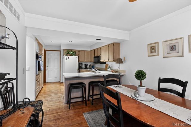 37936 N Laurel Park Drive, Livonia, MI 48152