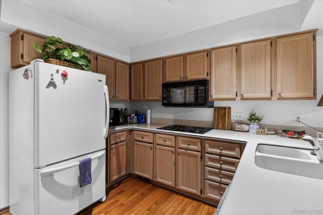 37936 N Laurel Park Drive, Livonia, MI 48152