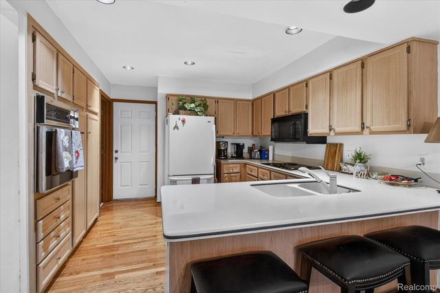 37936 N Laurel Park Drive, Livonia, MI 48152