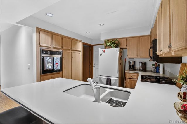 37936 N Laurel Park Drive, Livonia, MI 48152