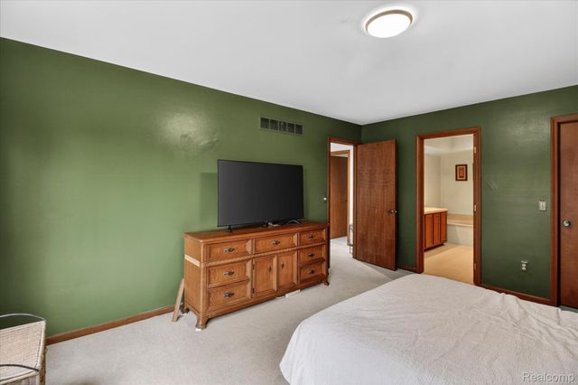 37936 N Laurel Park Drive, Livonia, MI 48152