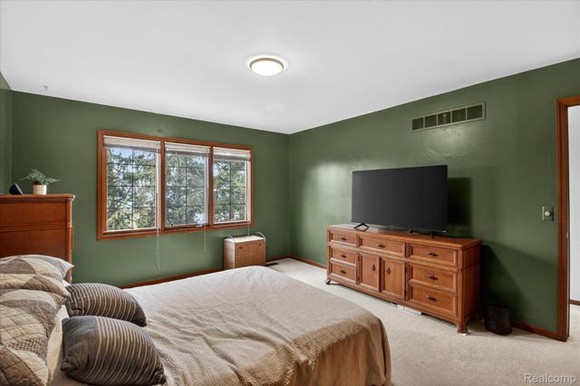 37936 N Laurel Park Drive, Livonia, MI 48152