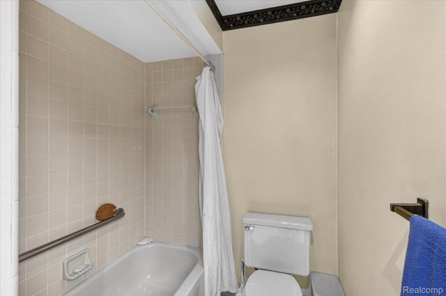 37936 N Laurel Park Drive, Livonia, MI 48152