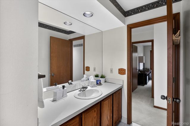 37936 N Laurel Park Drive, Livonia, MI 48152