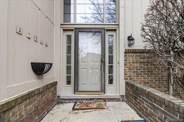 37936 N Laurel Park Drive, Livonia, MI 48152