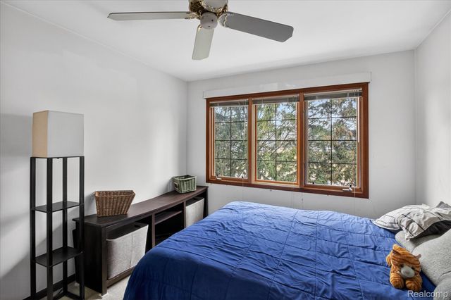 37936 N Laurel Park Drive, Livonia, MI 48152